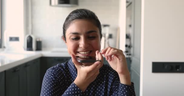 Optimistisch indisch vrouw maakt kort telefoongesprek door speakerphone — Stockvideo