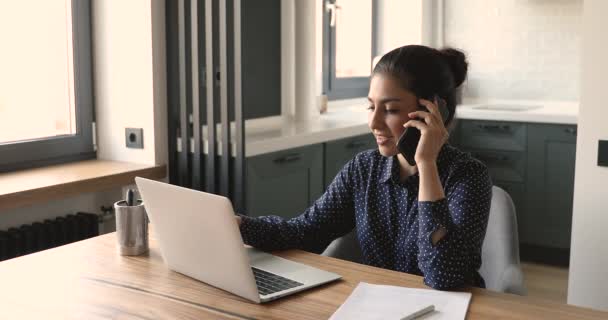 Mujer de negocios india teniendo agradable conversación formal de negocios por teléfono celular — Vídeo de stock