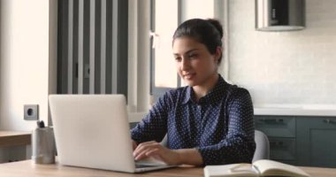 Hintli kadın dizüstü bilgisayar kullanıyor sosyal ağlarda sohbet ederek zaman geçiriyor