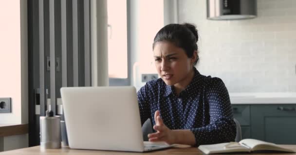 Mulher indiana trabalhando no laptop se sente irritado devido a problemas de dispositivo — Vídeo de Stock