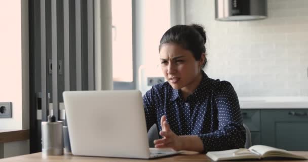 Indiska kvinna som arbetar på bärbar dator känner irriterad på grund av enhetens problem — Stockvideo