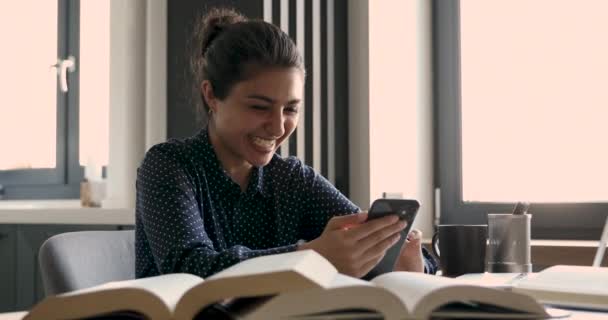 Indický student dívka odpočívá ze studia baví pomocí smartphone — Stock video