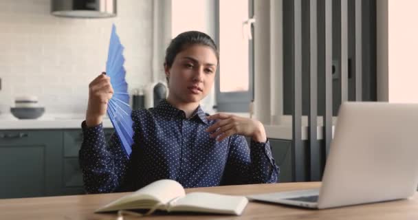 Indien femme d'affaires vagues ventilateur portable souffre de chaleur sur le lieu de travail — Video