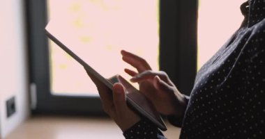 Kapalı görünüm kadın elleri tablet taşınabilir aygıt arama bilgisini tutuyor