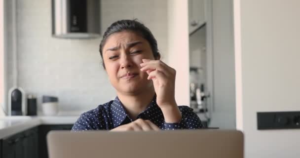 Stanco donna indiana toglie occhiali riposo dal lavoro al computer — Video Stock