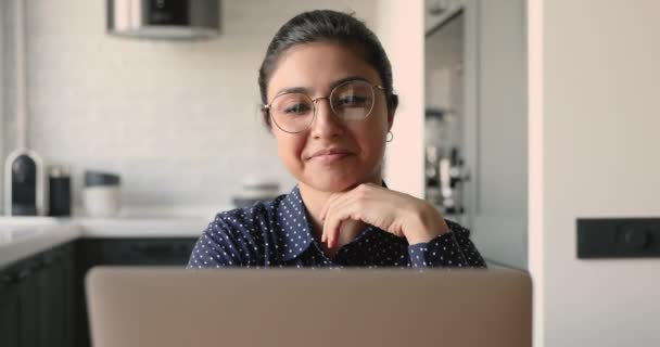 Ινδή επιχειρηματίας εθνικότητας φορώντας γυαλιά κάνουν εξ αποστάσεως εργασία χρησιμοποιώντας φορητό υπολογιστή — Αρχείο Βίντεο
