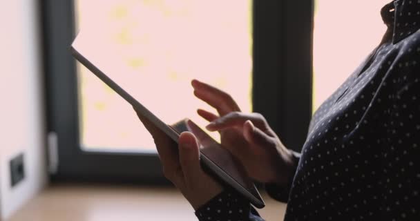 Крупним планом жіночі руки, що тримають планшет, портативна інформація про пошук гаджетів — стокове відео