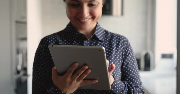 Ινδή γυναίκα που εργάζονται σε tablet ηλεκτρονική συσκευή στέκεται εσωτερικό — Αρχείο Βίντεο