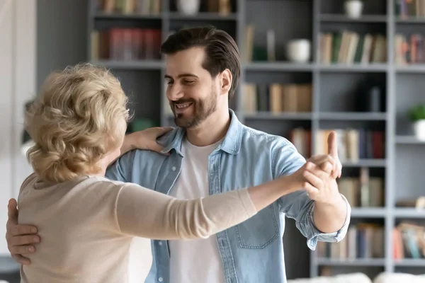 Närbild leende vuxen son dansar med mogen mor — Stockfoto