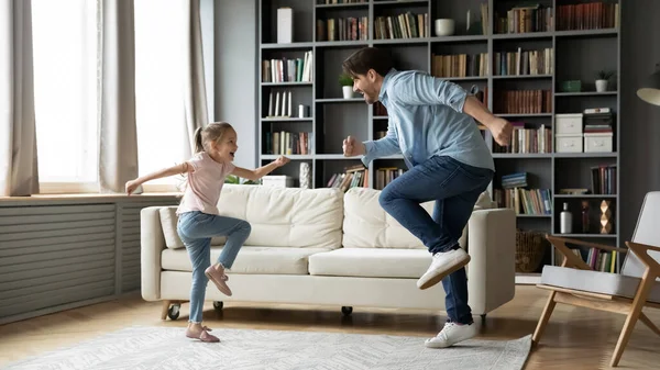Overblij vader en dochter hebben plezier, dansen in de woonkamer — Stockfoto