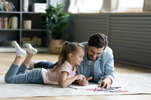 Padre amorevole e piccola figlia che disegna con matite colorate — Foto Stock