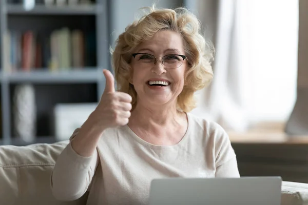 Head shot portrait smiling mature woman showing thumb up — Stock Photo, Image