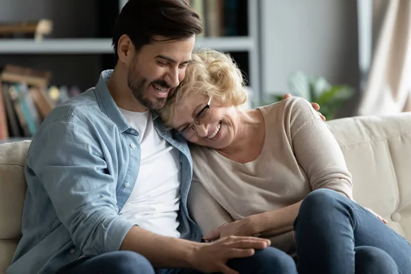 Överlycklig vuxen son och mogen mor kramas, ha kul — Stockfoto