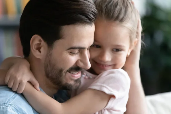 Nahaufnahme liebevoller junger Vater umarmt hübsche kleine Tochter — Stockfoto