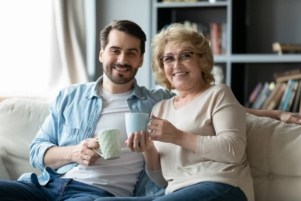 Kopfschuss Porträt lächelnder Mann mit reifer Mutter, die Tee trinkt — Stockfoto