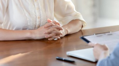 İş görüşmesinde gergin genç bayanın ellerini kapat.
