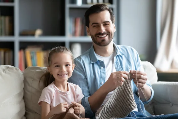 Testa ritratto sorridente padre e bambina a maglia insieme — Foto Stock