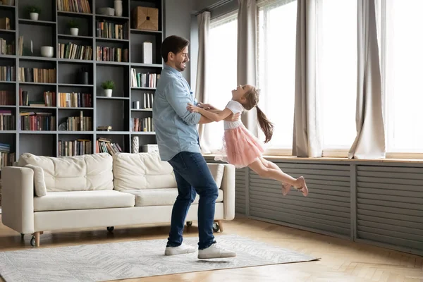 Liebender Vater tanzt mit kleiner Tochter im Prinzessinnenkleid — Stockfoto