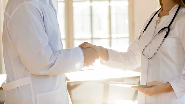 Zárj be két orvost, akik kezet ráznak, üdvözölnek, ünneplik a sikert. — Stock Fotó