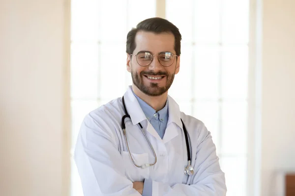 Kopfschuss Porträt lächelnder junger Mann Arzt mit Brille — Stockfoto