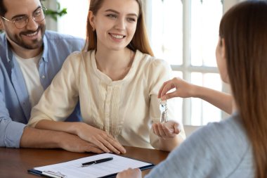 Emlakçıdan anahtar alan genç müşterileri kapatın.