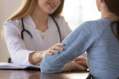 Değer veren kadın doktor buluşmada genç hastayı rahatlatıyor.