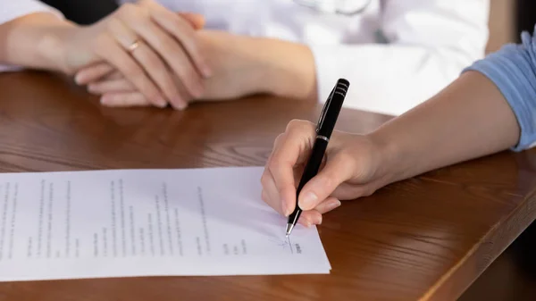 Close up mujer firma acuerdo de seguro médico en la reunión — Foto de Stock