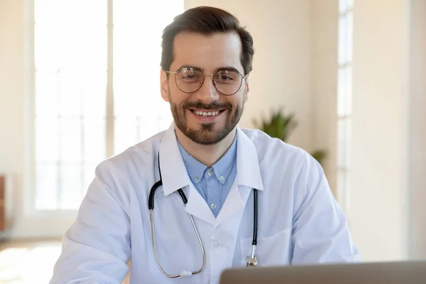 Kopfschuss Porträt lächelt selbstbewusster Arzt mit Brille und Uniform — Stockfoto