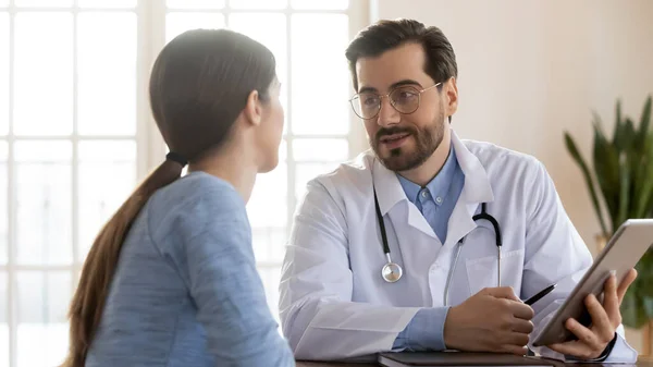 Doktor Therapeut berät Patient bei Besprechung mit Computer-Tablet — Stockfoto