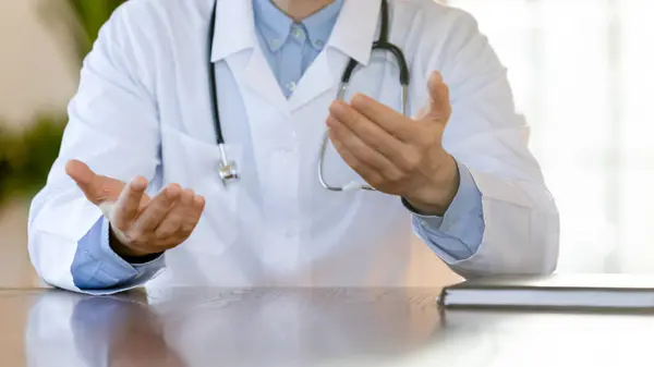 Nahaufnahme Arzt Therapeut beratend Patient, am Tisch sitzend — Stockfoto