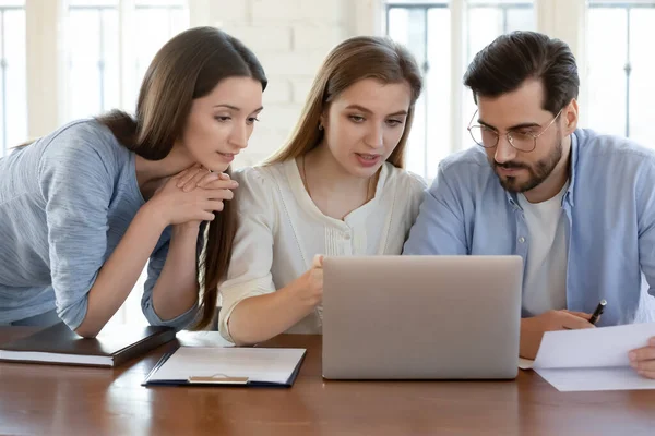 Réflexion des employés, discussion du rapport financier ou de la stratégie du projet, utilisation d'un ordinateur portable — Photo