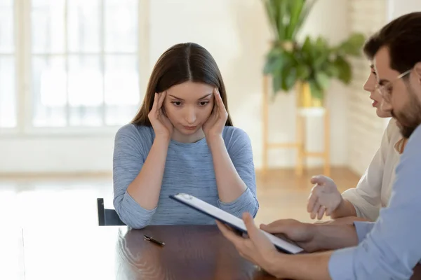 Mujer de negocios estresada tocando templos, clientes insatisfechos quejándose — Foto de Stock