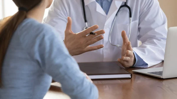 Närbild läkare terapeut konsultera kvinnliga patienten vid mötet — Stockfoto