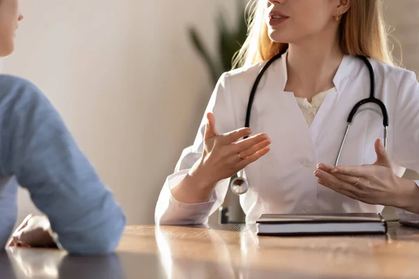 Närbild kvinnlig läkare terapeut konsultera patienten vid mötet — Stockfoto
