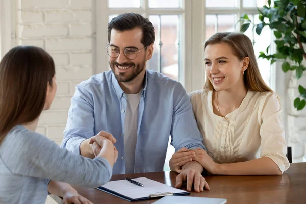 Felice coppia sposata fare accordo con agente immobiliare o consulente finanziario — Foto Stock