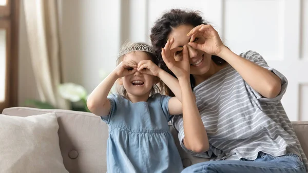 Мати і дочка розважаються макіяж з пальцями форма окулярів — стокове фото
