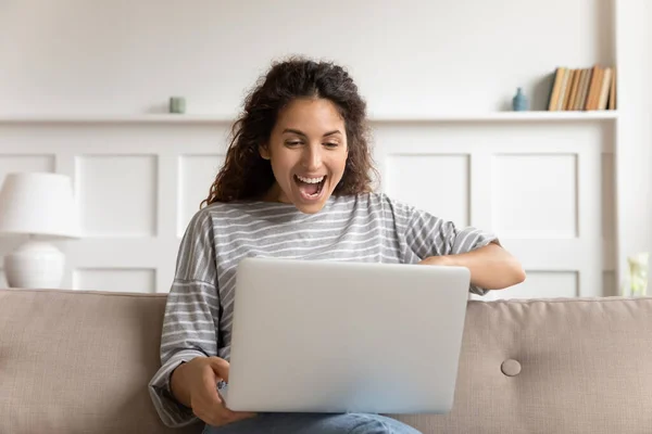 İnternette dizüstü bilgisayar okuyan bir kadın heyecanlanıyor — Stok fotoğraf
