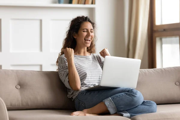 Mujer leyendo grandes noticias en el ordenador portátil se siente emocionado y feliz — Foto de Stock