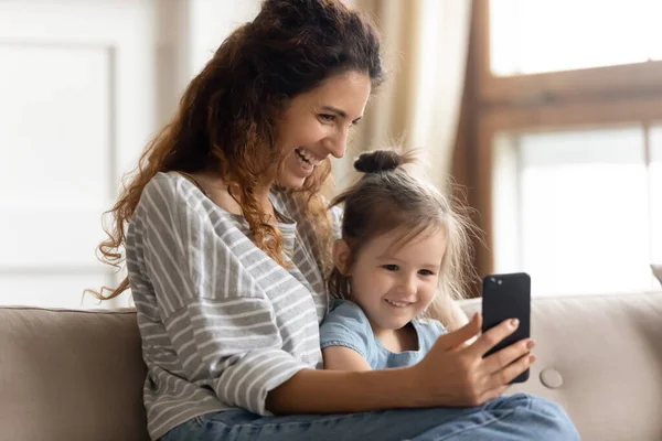Mãe sua filhinha desfrutar de conversa distante pelo aplicativo de videoconferência — Fotografia de Stock