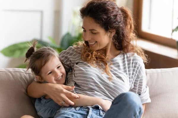 Alegre hija disfrutar de tiempo de juego con madre cariñosa en casa — Foto de Stock