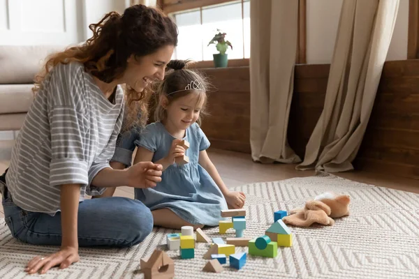 Mutter und Tochter spielen mit farbigen Holzsteinen Spielzeug-Set — Stockfoto