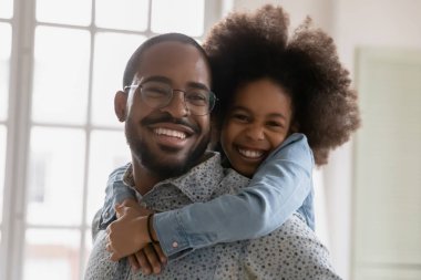Neşeli Afro-Amerikan ailesi içeride eğleniyor..