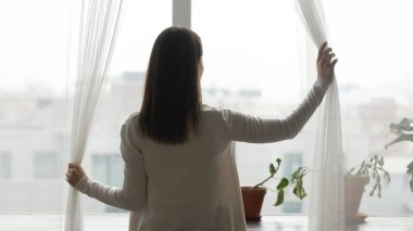 Milenyum güzeli esmer kız pencereden dışarı bakıyor..