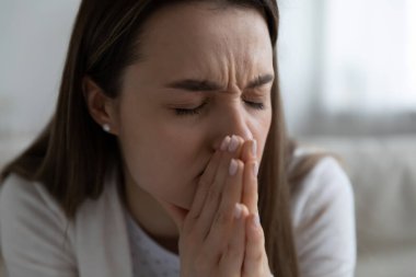 Depresyondaki mutsuz genç kadın kişisel psikolojik sorunlar yaşıyor..