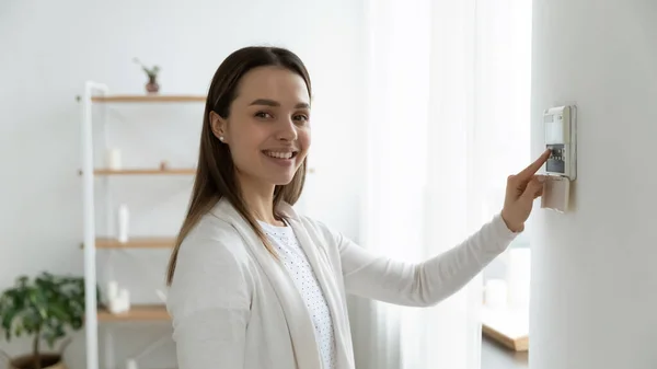 Happy jonge vrouwelijke klant met behulp van smart house systeem. — Stockfoto