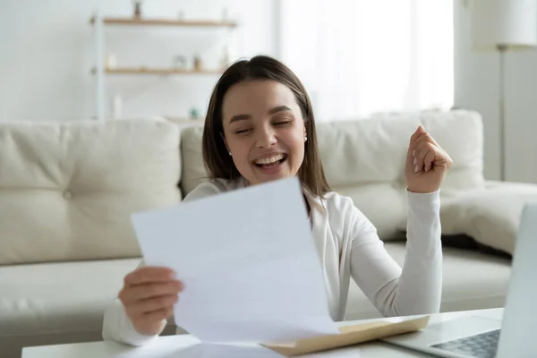 Jovem muito feliz lendo carta de papel com boas notícias. — Fotografia de Stock