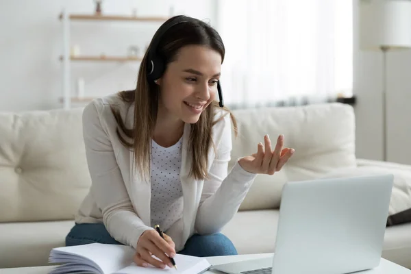 Jovem feliz bela estudante gostando de estudar remotamente. — Fotografia de Stock