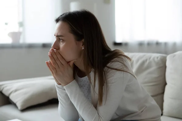 Inquiète jeune femme se sentant stressée par la situation difficile de la vie. — Photo