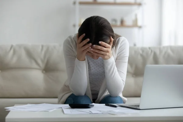 Mujer joven frustrada sintiéndose estresada por problemas financieros. — Foto de Stock