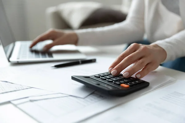 Close up mujer utilizando la calculadora y la aplicación informática, la gestión del presupuesto. — Foto de Stock